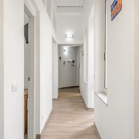 Guesthost - Bright Flat With Terrace In Giardini Naxos