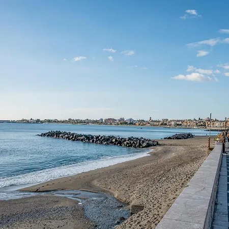 Guesthost - Bright Flat With Terrace In Giardini Naxos
