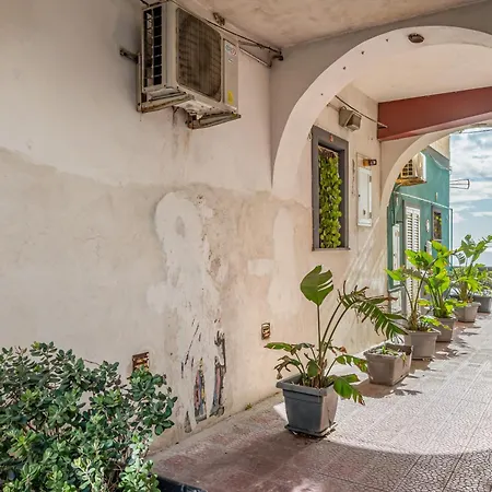 Guesthost - Bright Flat With Terrace In Giardini Naxos